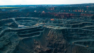 Demir cevheri madenciliğinin havadan görünüşü, demir cevheri çıkartan açık dökük bir mayının panoraması, bir taş ocağında patlamaya hazırlanıyor, açık çukur üzerindeki patlayıcı çalışmaları.