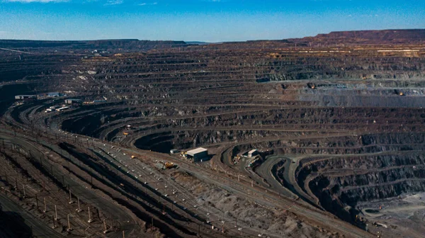 鉄鉱石採掘の空中写真 露天掘り鉱山のパノラマ — ストック写真