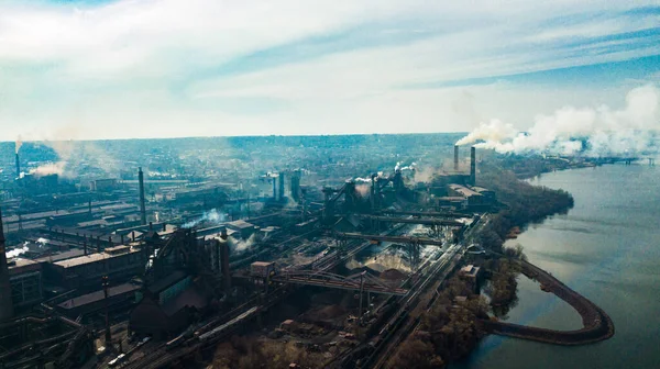Stahlökologie Metallurgisches Eisenwerk Raucht Durch Verschmutzung Von Industrierohr — Stockfoto