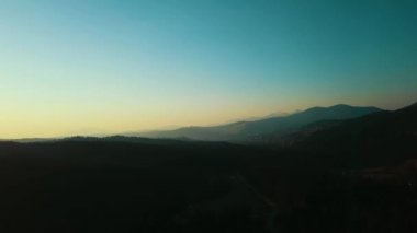 4K videosu için dağların batımı, yüksek dağlar, hava fotoğrafçılığı..