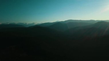 4K videosu için dağların batımı, yüksek dağlar, hava fotoğrafçılığı..