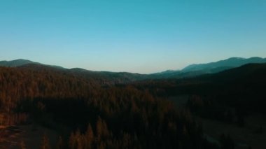 4K videosu için dağların batımı, yüksek dağlar, hava fotoğrafçılığı..