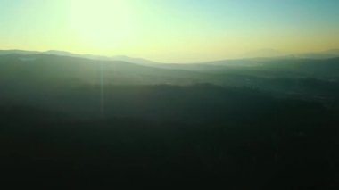 4K videosu için dağların batımı, yüksek dağlar, hava fotoğrafçılığı..