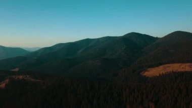 4K videosu için dağların batımı, yüksek dağlar, hava fotoğrafçılığı..