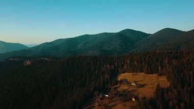 4K videosu için dağların batımı, yüksek dağlar, hava fotoğrafçılığı..