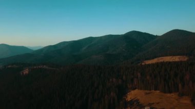 4K videosu için dağların batımı, yüksek dağlar, hava fotoğrafçılığı..