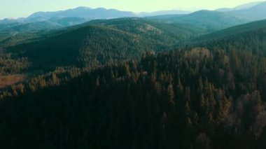 4K videosu için dağların batımı, yüksek dağlar, hava fotoğrafçılığı..