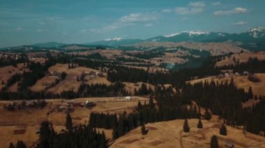 Alp yerleşkesi Karpaty köyü sakinleri dağ havacılık fotoğraf videosunun tepesinde yaşıyor.