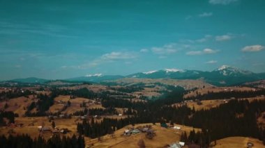 Alp yerleşkesi Karpaty köyü sakinleri dağ havacılık fotoğraf videosunun tepesinde yaşıyor.