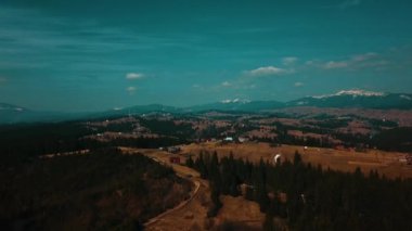 Alp yerleşkesi Karpaty köyü sakinleri dağ havacılık fotoğraf videosunun tepesinde yaşıyor.