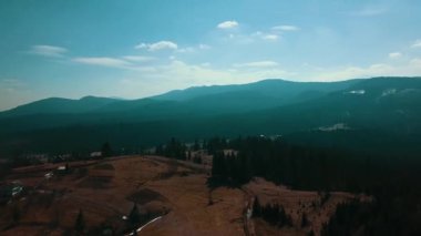Alp yerleşkesi Karpaty köyü sakinleri dağ havacılık fotoğraf videosunun tepesinde yaşıyor.