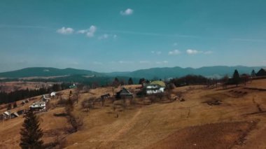 Alp yerleşkesi Karpaty köyü sakinleri dağ havacılık fotoğraf videosunun tepesinde yaşıyor.