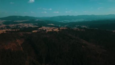 Alp yerleşkesi Karpaty köyü sakinleri dağ havacılık fotoğraf videosunun tepesinde yaşıyor.