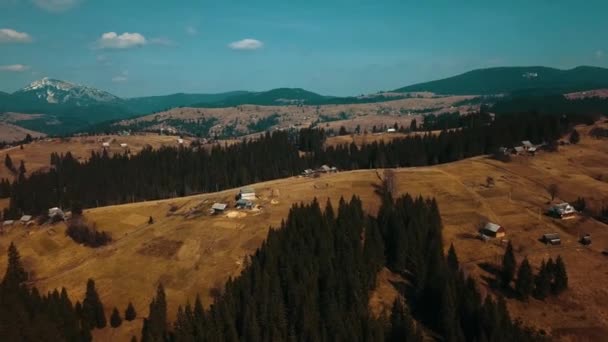 Villaggio Alpino Karpaty Villaggio Persone Vivono Cima Alla Montagna Aerea — Video Stock