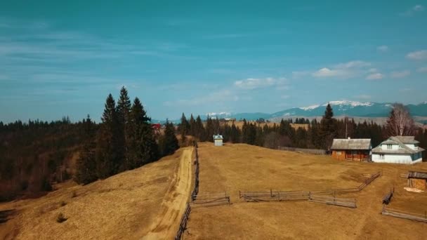 Alpine Assentamento Karpaty Aldeia Pessoas Vivem Topo Montanha Fotos Aéreas — Vídeo de Stock