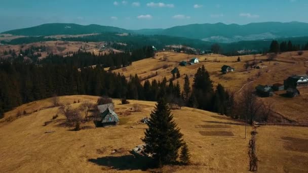 Alpine Assentamento Karpaty Aldeia Pessoas Vivem Topo Montanha Fotos Aéreas — Vídeo de Stock