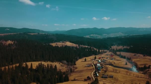 Villaggio Alpino Karpaty Villaggio Persone Vivono Cima Alla Montagna Aerea — Video Stock