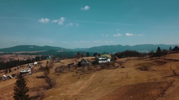 Alpejska Osada Karpaty Wsi Ludzie Mieszkają Szczycie Góry Zdjęć Lotniczych — Wideo stockowe
