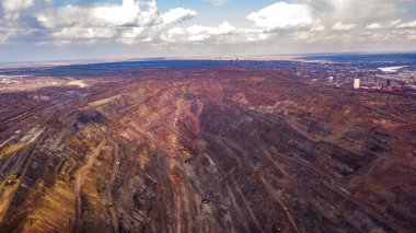 Büyük demir cevheri ocağı açık demir cevheri madenciliği..