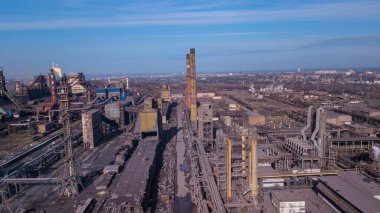 Çelik ekolojisi metalürjik demir fabrikası endüstriyel boruların kirliliğinden duman çıkarıyor. İnsansız hava aracından görüntüle.