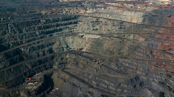 高さ調査によると 露天掘り型鉱石の露天掘り — ストック写真