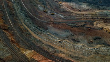 Yükseklik araştırmasına göre açık maden ocağı tipi bir maden ocağı.