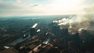 Metalürjik üretim tesisi borulardan çıkan dumanlı kötü ekoloji hava fotoğrafçılığı