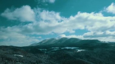 Dağlar karlı Karpatlar kozalaklı orman kayak merkezleri güzel hava görüntüsü 4K