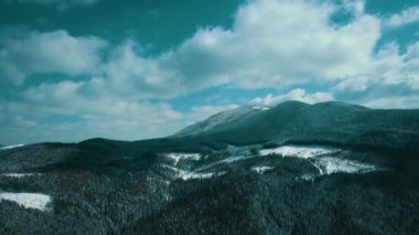 Dağlar karlı Karpatlar kozalaklı orman kayak merkezleri güzel hava görüntüsü 4K