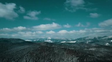 Dağlar karlı Karpatlar kozalaklı orman kayak merkezleri güzel hava görüntüsü 4K