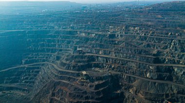 Yükseklik araştırmasına göre açık maden ocağı tipi bir maden ocağı.