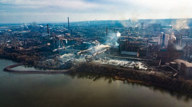 Çelik ekolojisi metalürjik demir fabrikası endüstriyel boruların kirliliğinden duman çıkarıyor. İnsansız hava aracından görüntüle.