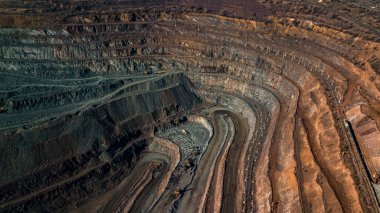 Demir cevheri madenciliğinin havadan görünüşü, bir açık-döküm mayının panoraması... 