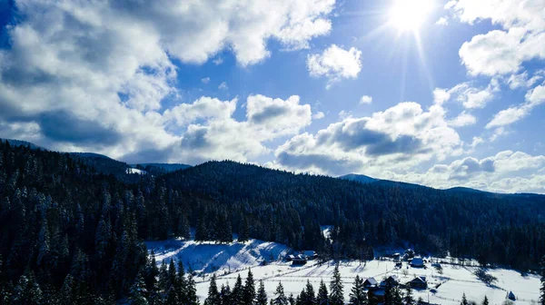 喀尔巴阡山脉冬季雪地航空摄影 — 图库照片