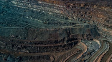 Demir cevheri madenciliğinin havadan görünüşü, bir açık-döküm mayının panoraması... 