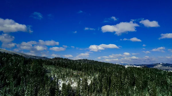 カルパチア山脈冬 雪上航空写真 — ストック写真