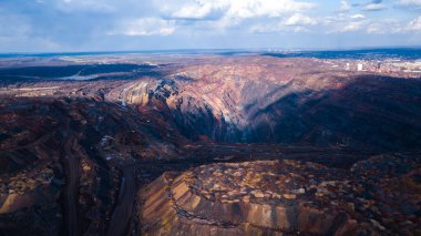 Büyük demir cevheri ocağı açık demir cevheri madenciliği..