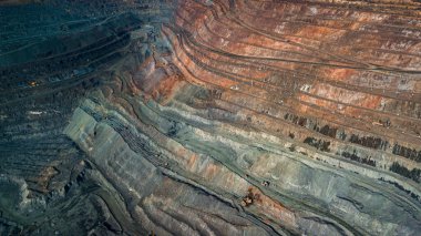 Demir cevheri madenciliğinin havadan görünüşü, bir açık-döküm mayının panoraması... 