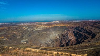 Demir cevheri madenciliğinin havadan görünüşü, bir açık-döküm mayının panoraması... 