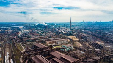 Metalürjik üretim tesisi borulardan çıkan dumanlı kötü ekoloji hava fotoğrafçılığı