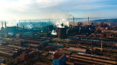 Metalürjik üretim tesisi borulardan çıkan dumanlı kötü ekoloji hava fotoğrafçılığı