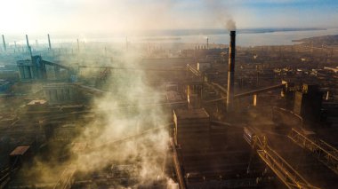Metalürjik üretim tesisi borulardan çıkan dumanlı kötü ekoloji hava fotoğrafçılığı