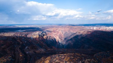 Büyük demir cevheri ocağı açık demir cevheri madenciliği..
