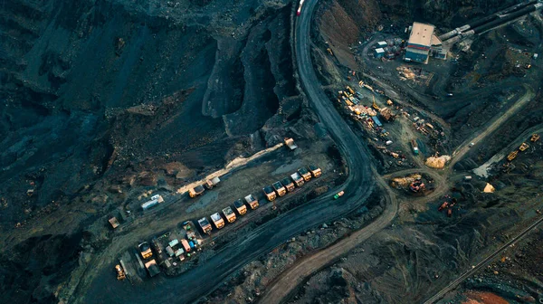 鉄鉱石採掘の空中写真 鉄鉱石採掘の露天掘り鉱山のパノラマ 採石場の鉄鉱石採掘の発破準備 露天掘りの爆発工事 — ストック写真