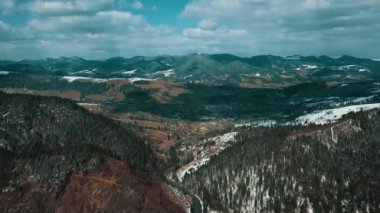 Karla kaplı dağların tepesindeki Karpatya sıradağları karla kaplı 4K karla kaplı..