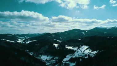 Karla kaplı dağların tepesindeki Karpatya sıradağları karla kaplı 4K karla kaplı..