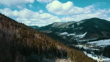 Dağların zirvesi Karpatlar 'ın hava görüntüsü 4K kış karı karlı.