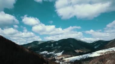 Dağların zirvesi Karpatlar 'ın hava görüntüsü 4K kış karı karlı.