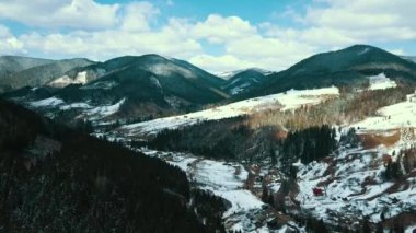 Dağların zirvesi Karpatlar 'ın hava görüntüsü 4K kış karı karlı.