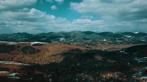 雪に覆われた山頂のカルパティア山脈の冬の雪の空中ビデオ — ストック動画